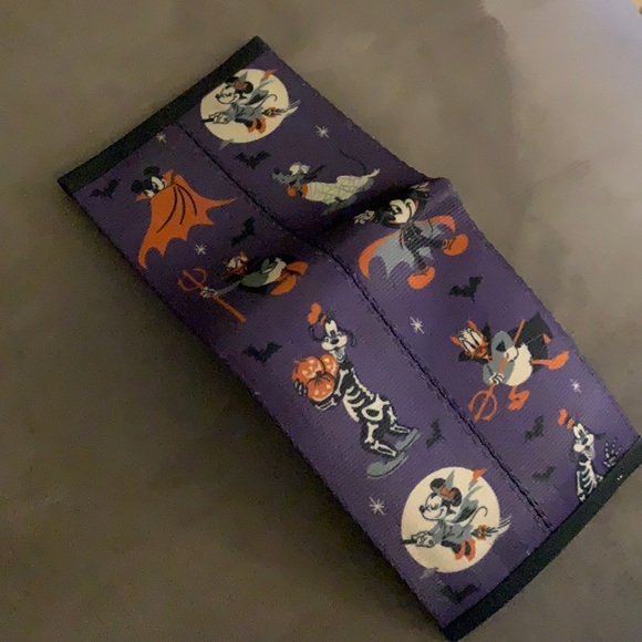 2020 Disney Halloween Harveys Billfold Wallet - Picture 1 of 3
